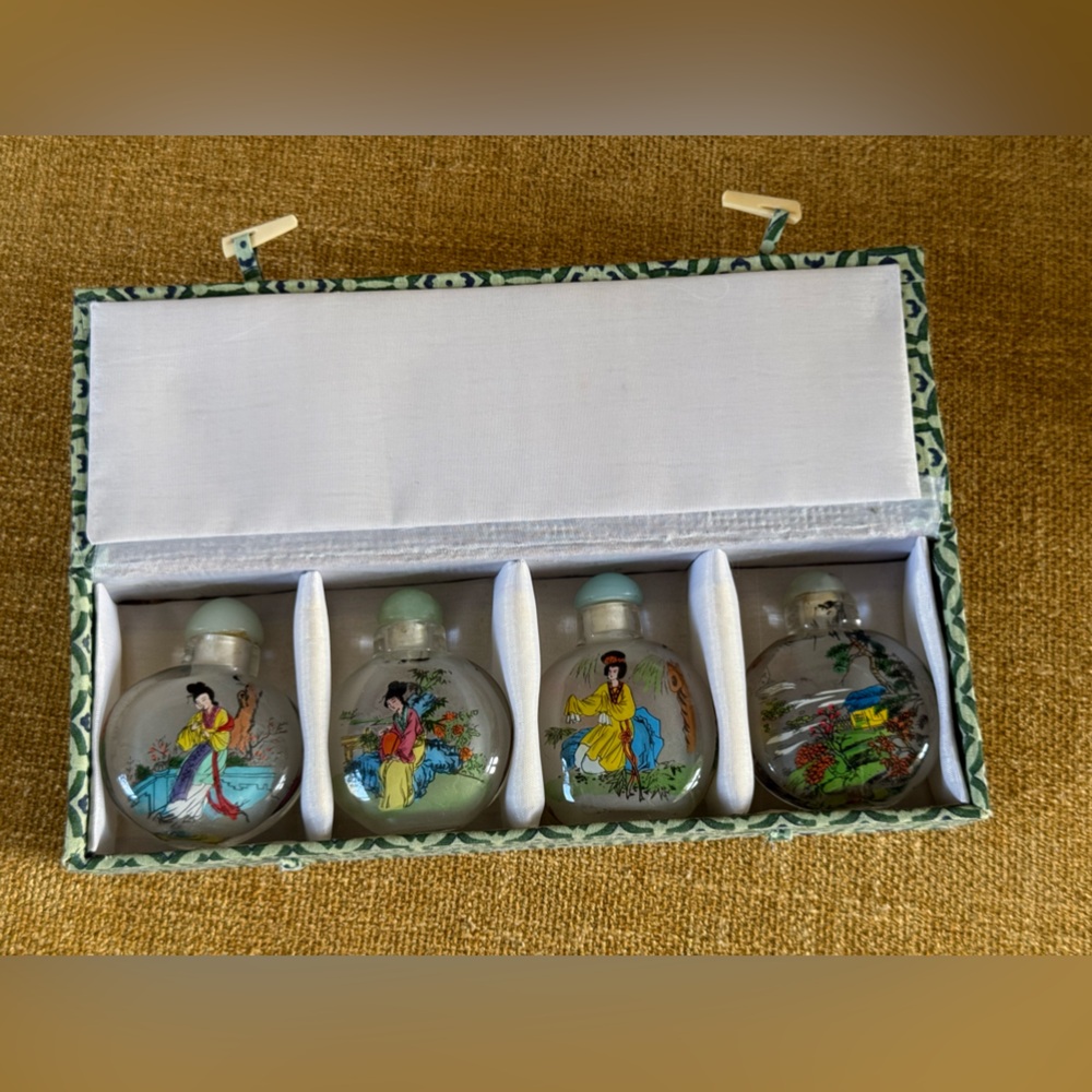 4 Asian Snuff Bottles Reverse Painted Glass In Original Case excellent condition